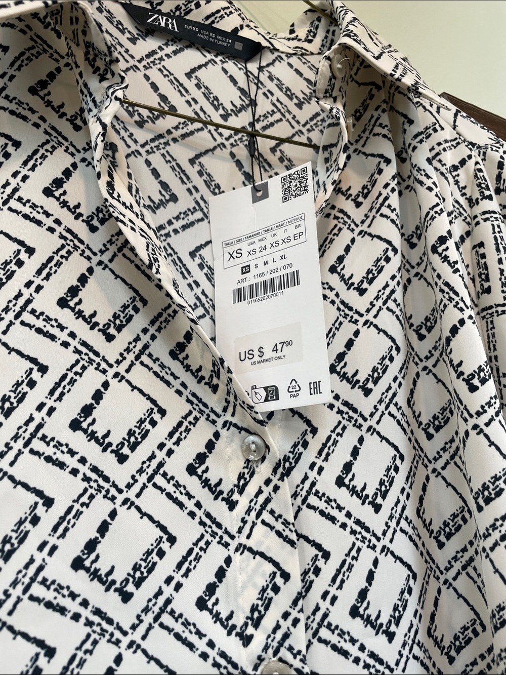 NWT Flowy Zara blouse. Goes with everything. Size XS but runs large. - Picture 2 of 5